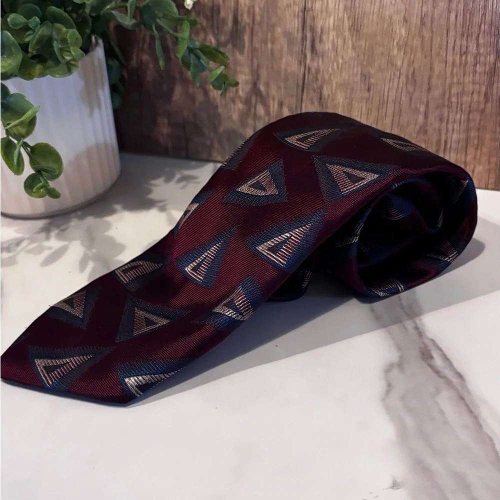 Elegant Burgundy and Navy Triangle Pattern Men's Tie